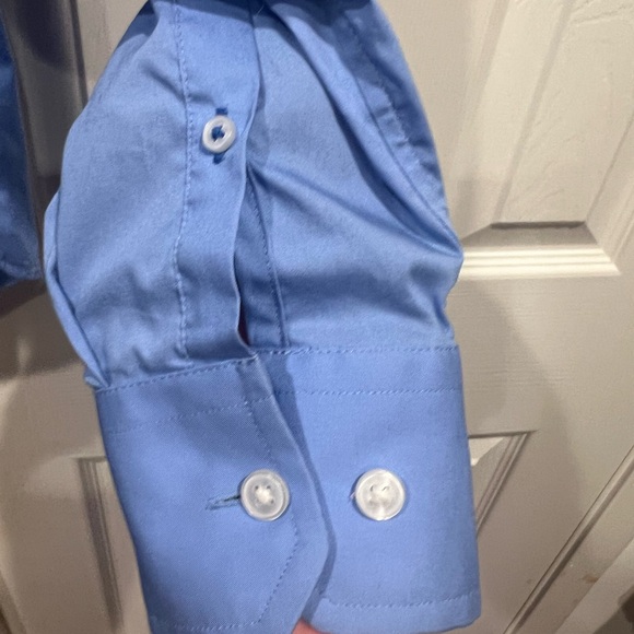 GAP Non-Iron blue button down - Picture 4 of 8